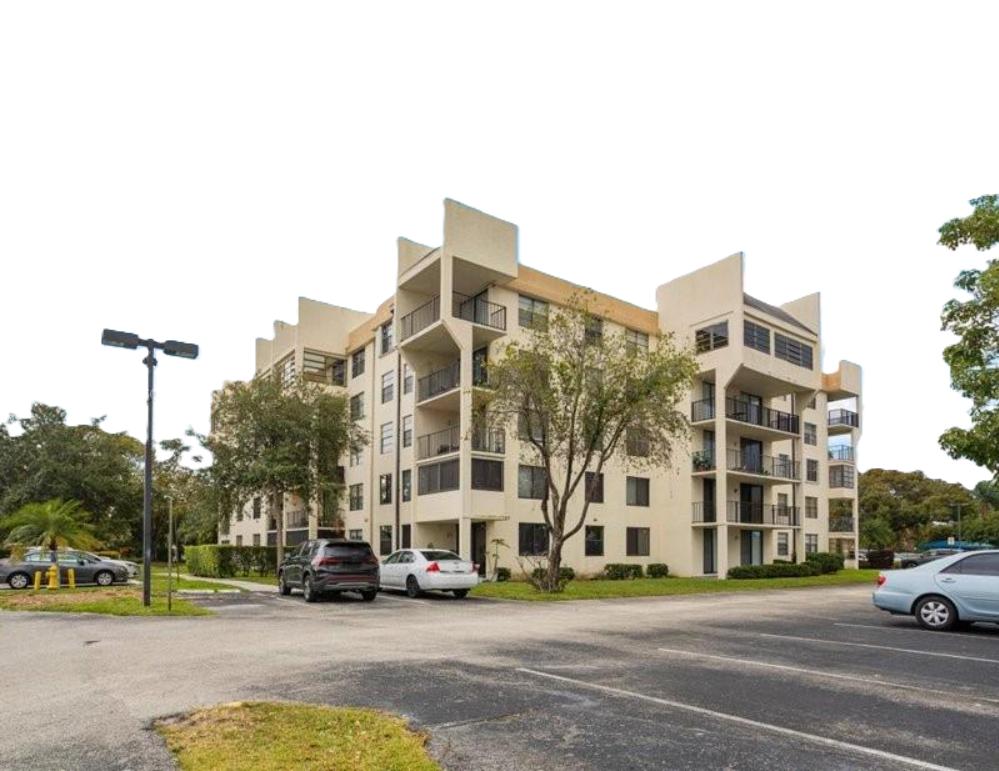 1 bedroom property for sale — Tamarac Gate One Condo 1BR Opportunity at 6193 Rock Island Rd #105, Tamarac, Florida, USA — photo 2