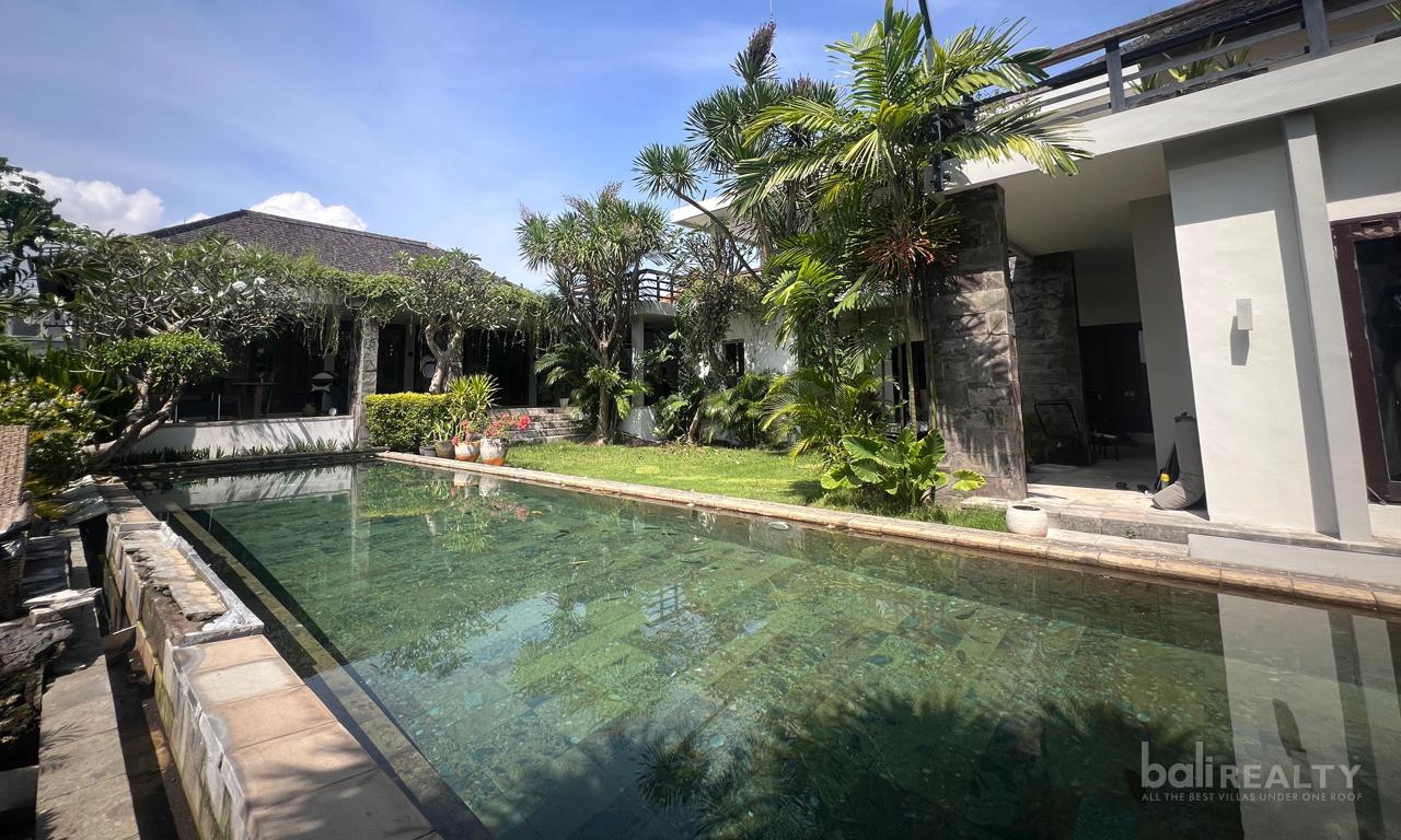 Yearly Rental: Fully Furnished Four-Bedroom Villa in Padonan, Steps from Berawa — photo 1