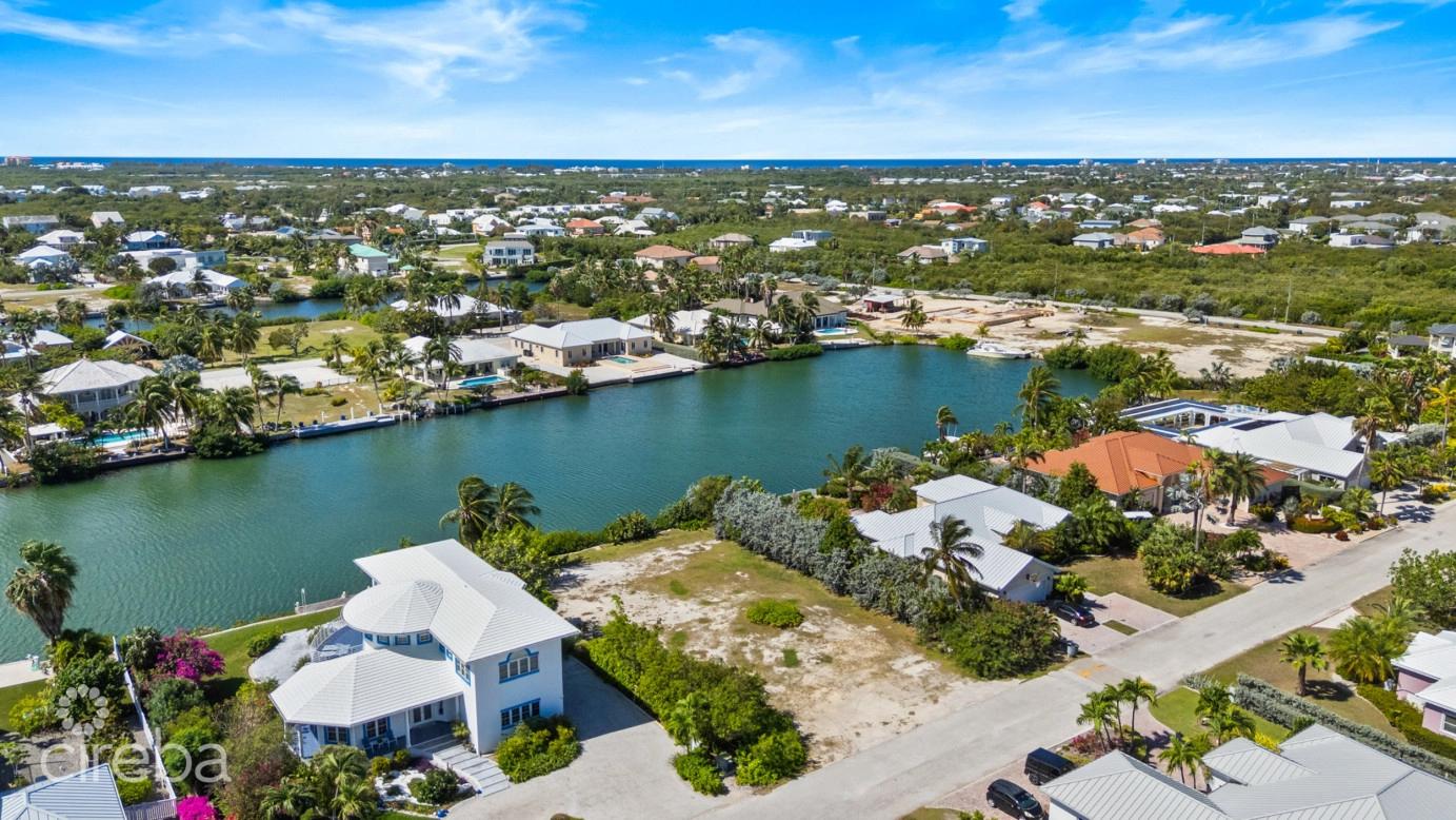 The Shores Canal Front Lot in The Cayman Islands — photo 3