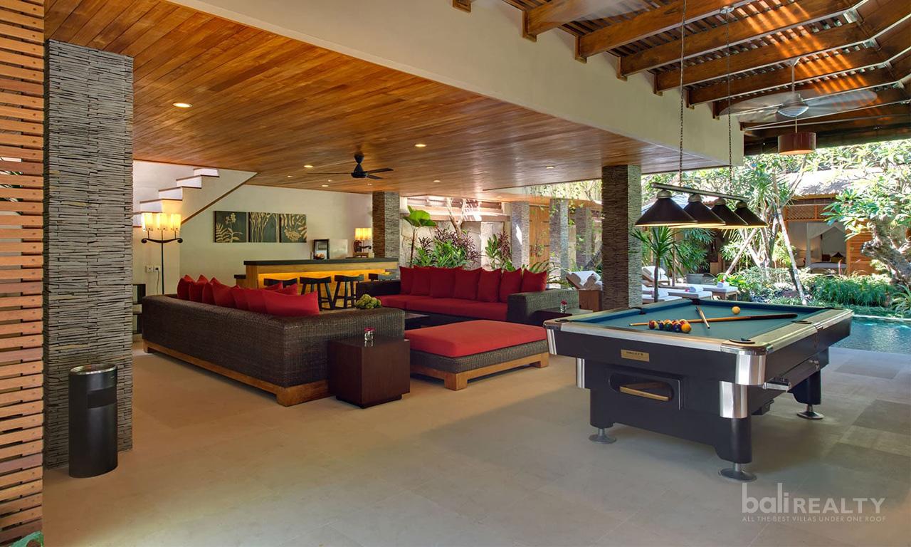 Four Bedroom Villa with Traditional Architecture in Seminyak — photo 3
