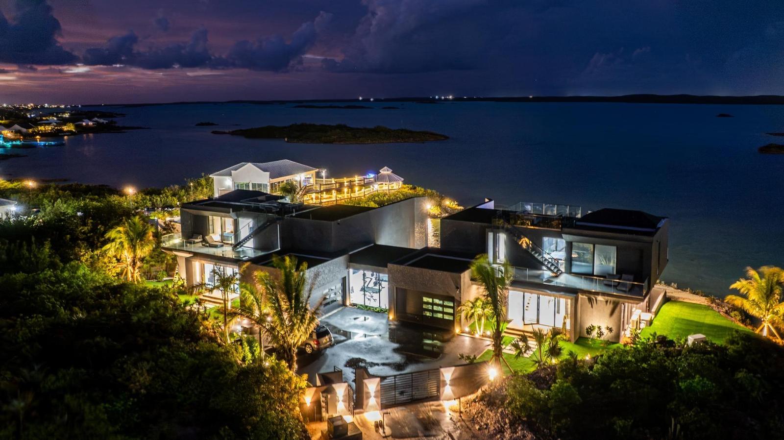 4-bedroom condo in Sapodilla Bay, Turks and Caicos Islands — photo 2