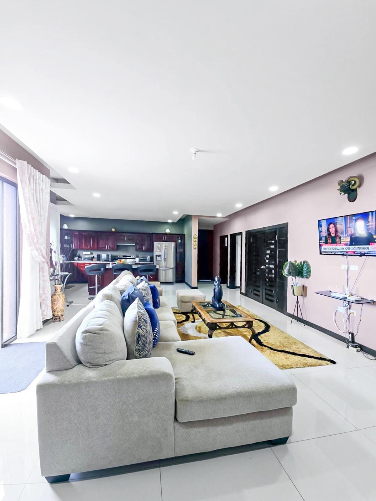 3 Bedroom Penthouse with City and Mountain Views — photo 4