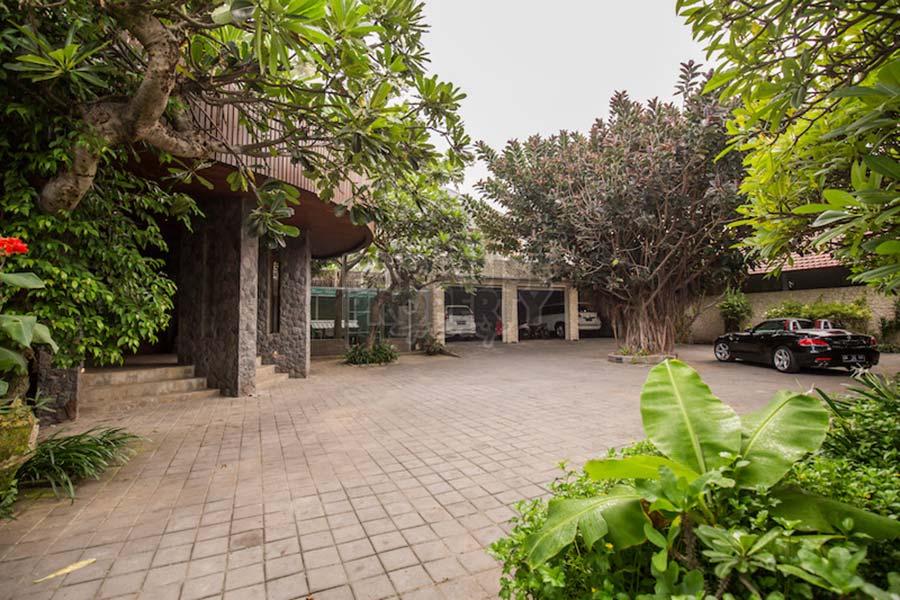 Stylish 6 Bedroom Beachfront Property — photo 3