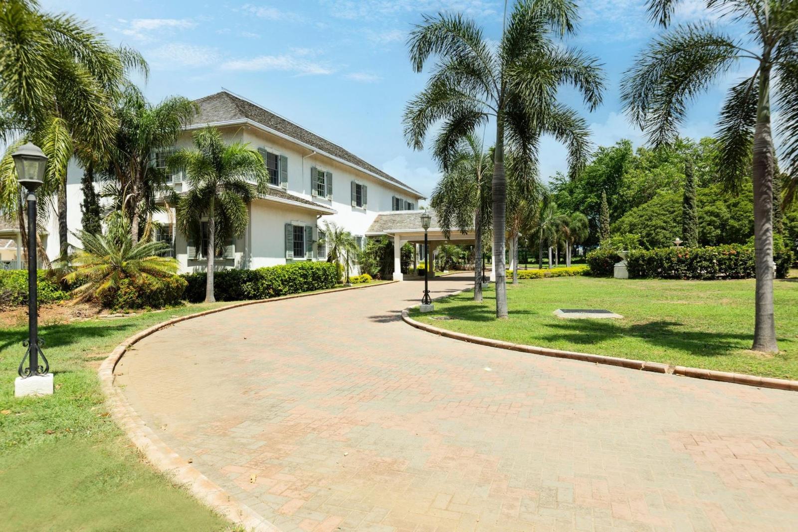 4 Bedroom Luxury House for Sale, 1 Montrose Road, Kingston 10, Jamaica — photo 1
