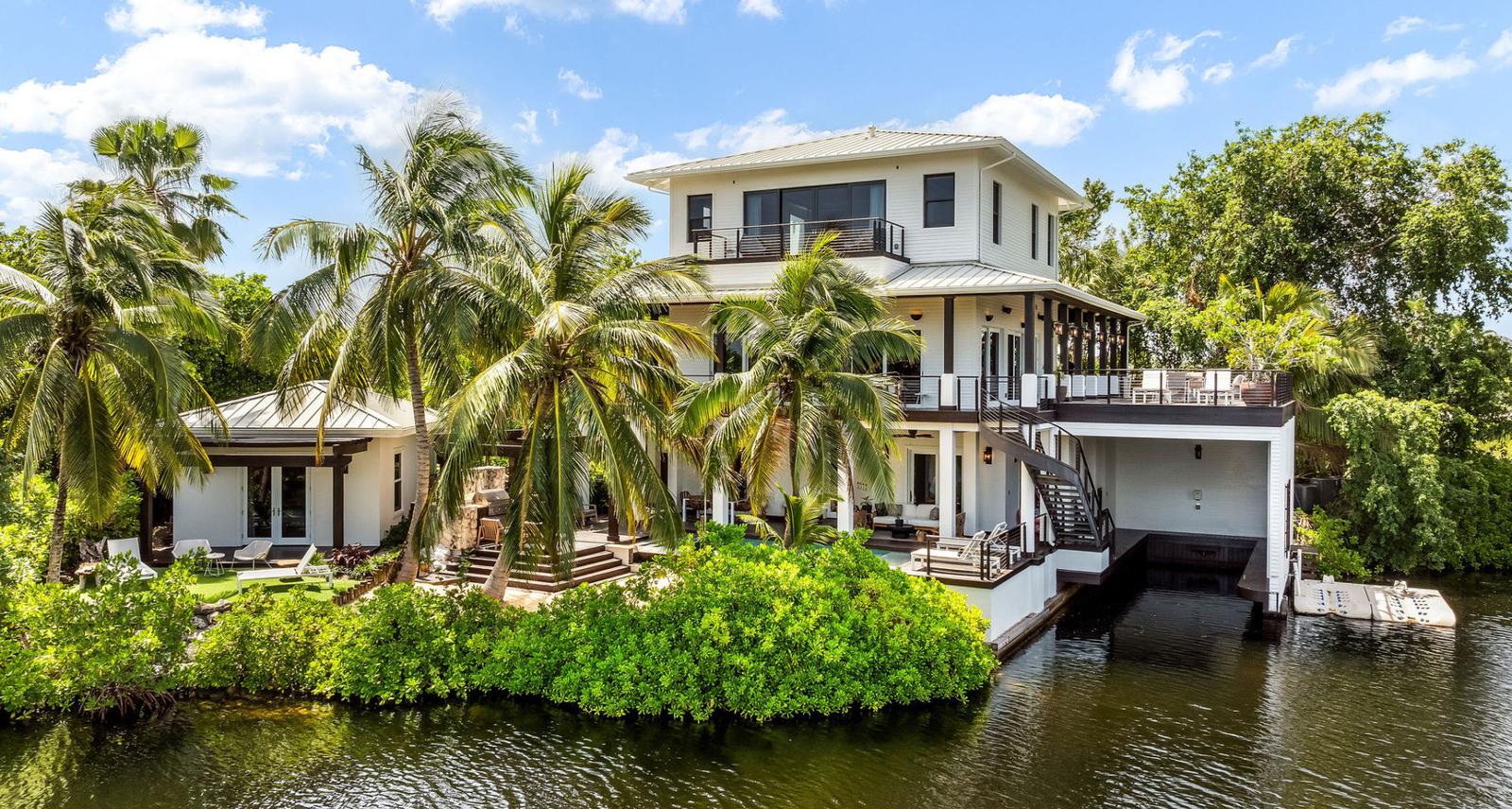 5BR Villa in Seven Mile Beach with Canal and Golf Views — photo 2
