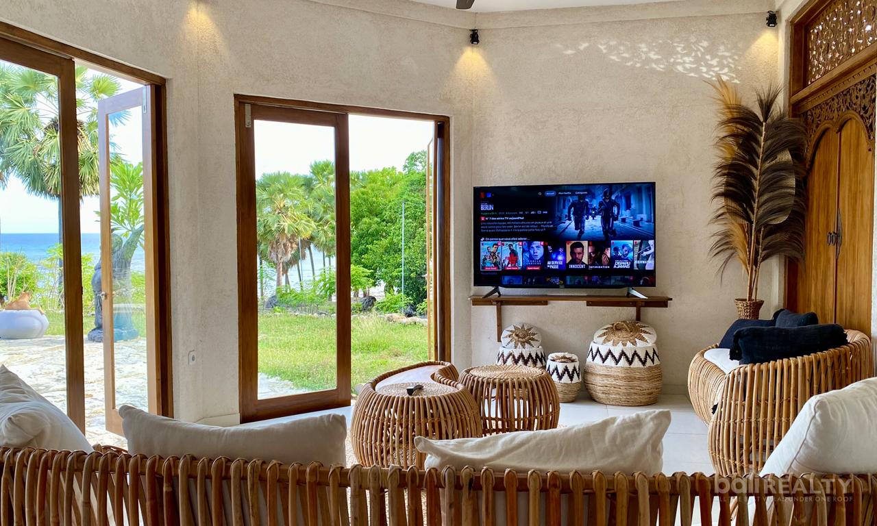 Exclusive Freehold Three-Bedroom Beachfront Villa with Bungalow on Rote Island: Investment Ready — photo 4