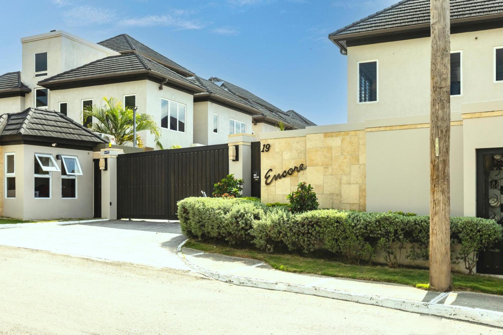 6 Bedroom Townhouse for Sale, Dillsbury Avenue, Jacks Hill, Kingston 7, Jamaica — photo 3