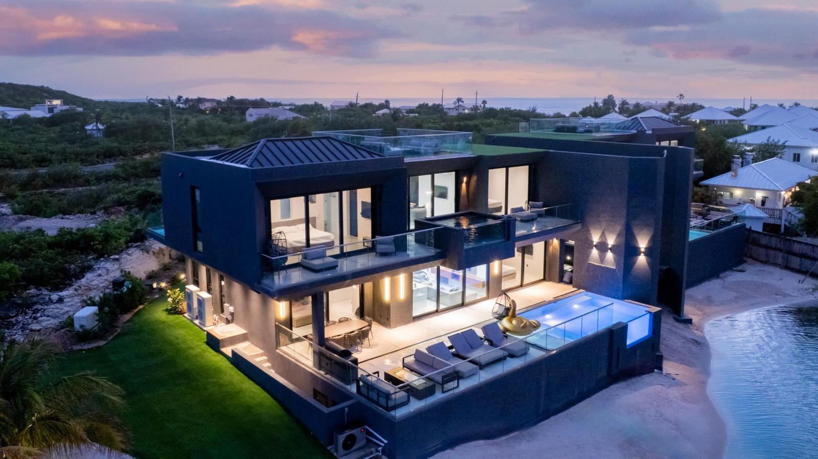 4-bedroom condo in Sapodilla Bay, Turks and Caicos Islands — photo 1