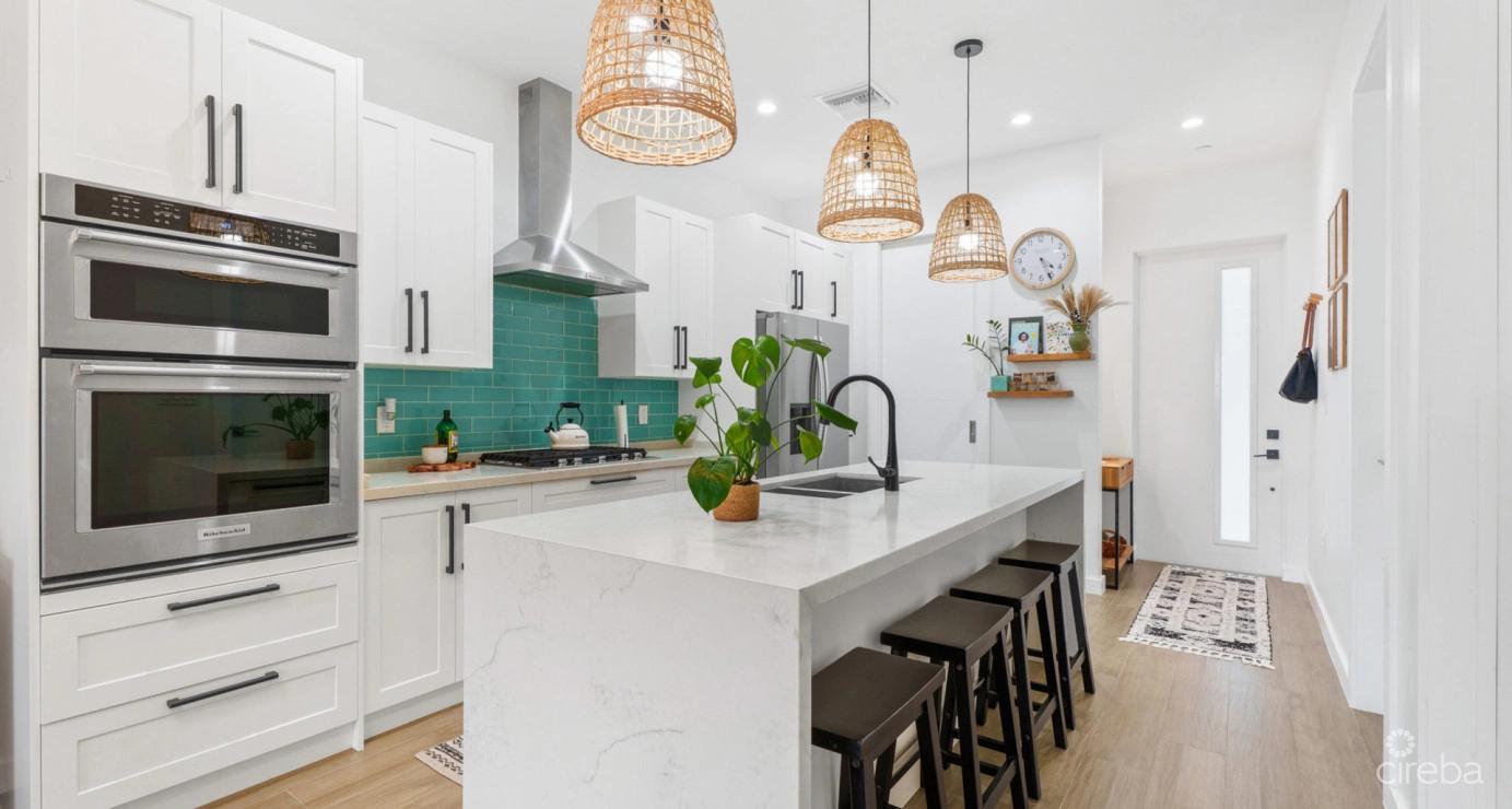 23 Allure Exceptional Waterfront 2-bed Unit With A Highly Modified Layout — photo 4