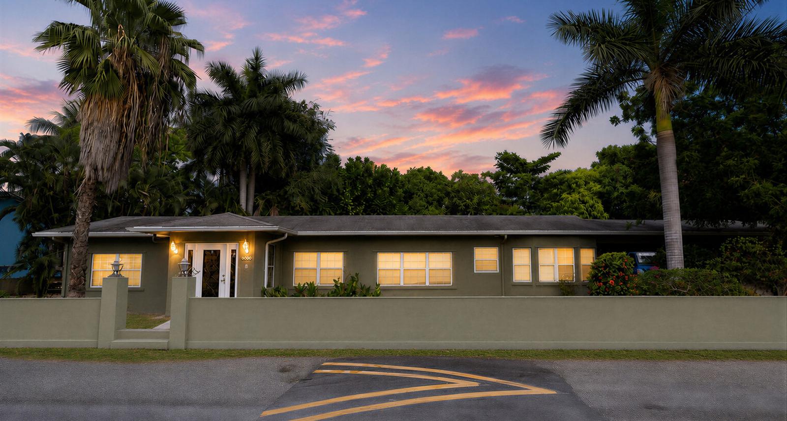 6 Bedroom Property for Sale - 4 Bedroom Home With 2 Cottages in the Cayman Islands — photo 1