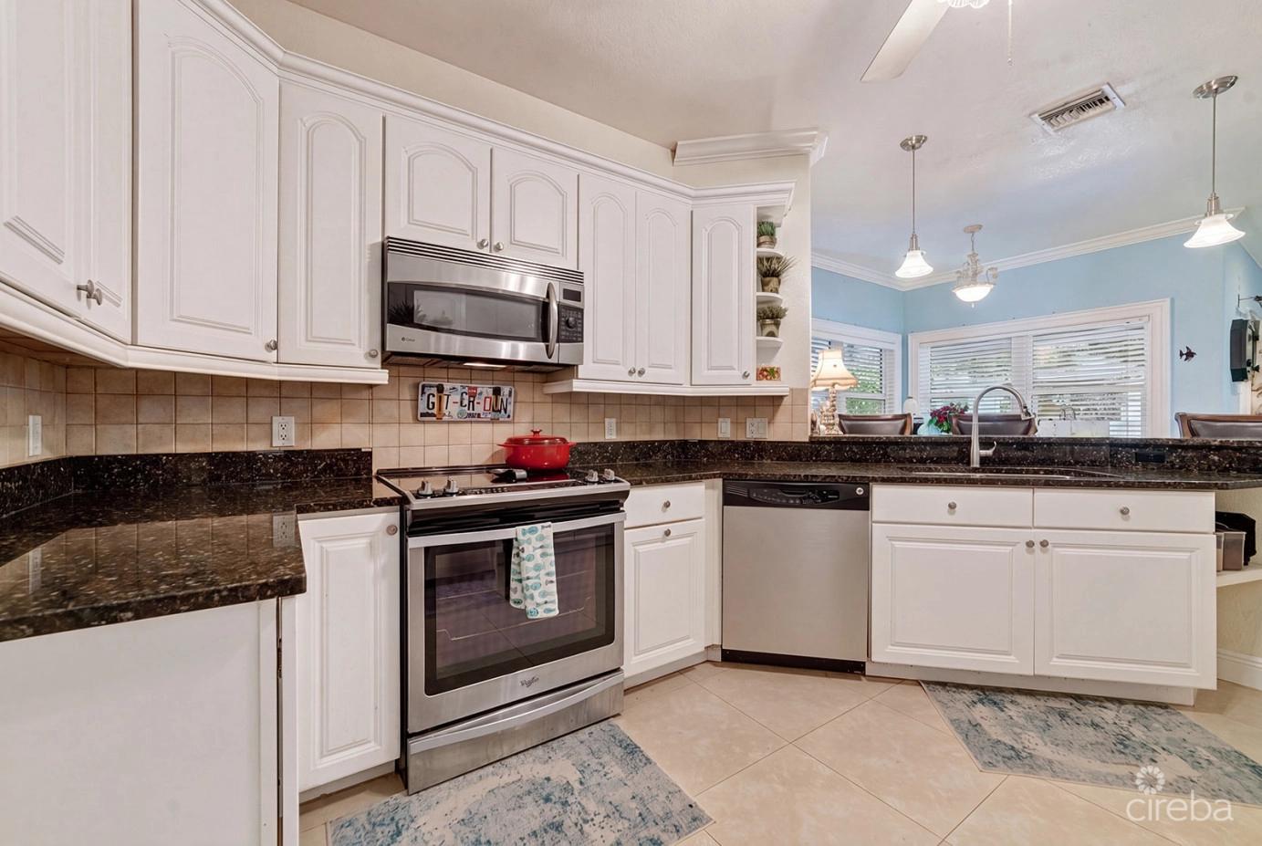 Savannah Newlands Family Home With Pool, Outside Bar & Income-generating Guest Suite — photo 4