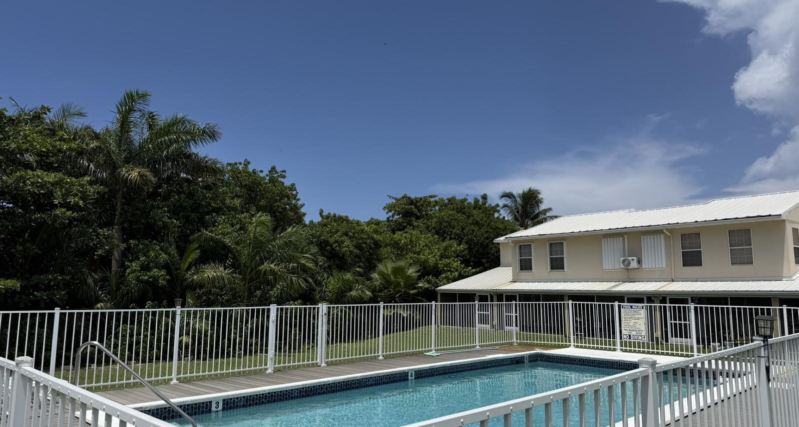 Sandalwood #3, 1 Bedroom 1 Bathroom Apartment in George Town, Cayman Islands — photo 1