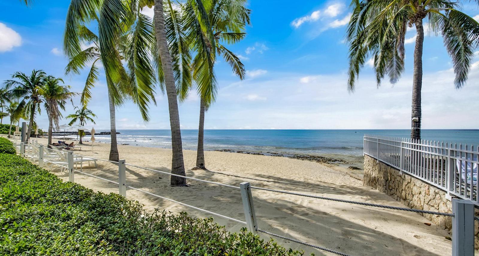 3 bedroom property for sale — Crescent Point Unit #14 Seven Mile Beach — photo 3