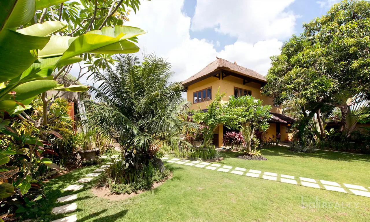 Escape to a Tropical 5-Bedroom Villa with Balinese-Style in Canggu — photo 4