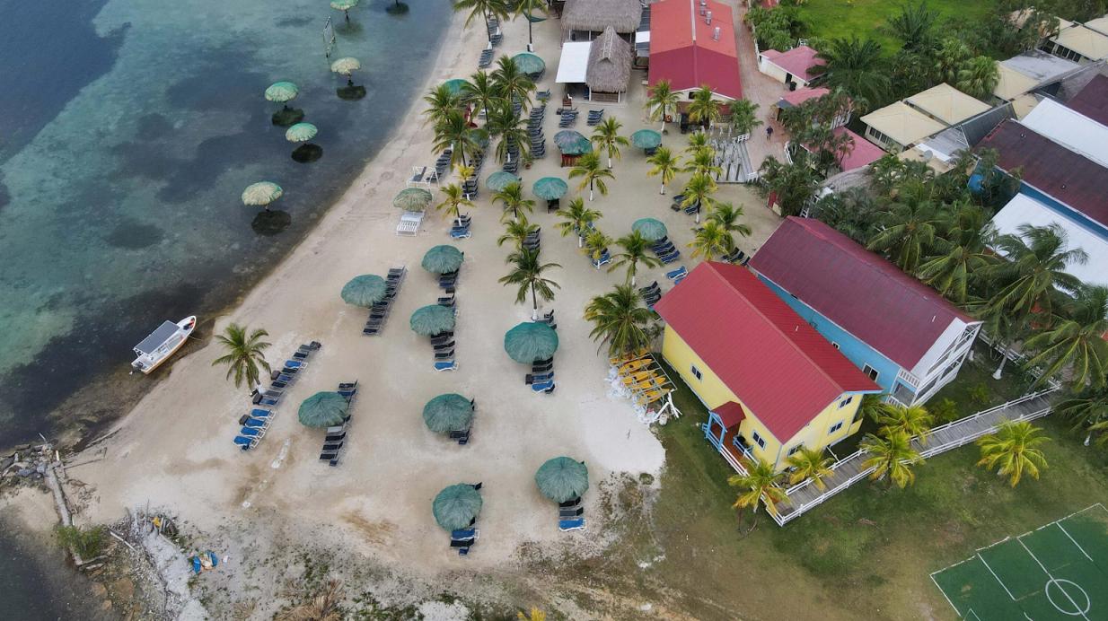 4 bedroom Oceanfront Villa for sale in Las Palmas Roatan — photo 1