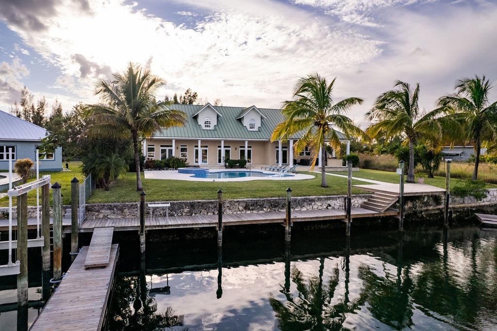 4 Bedroom Residence for sale - KING CIRCLE in Grand Bahama, The Bahamas — photo 1