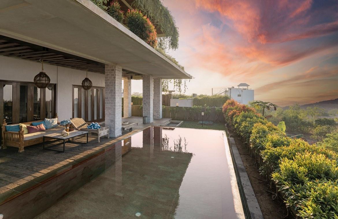 Elevated 6-Bedroom Coastal Villa with Spectacular Ocean Views — photo 1
