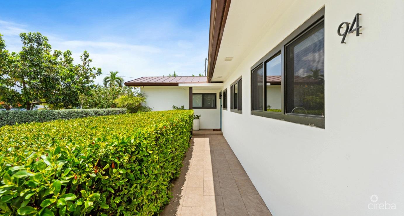 5 bedroom property for sale — Melmac Ave #92 & #94 South Sound - Single Family Home With Cottage Set On 0.5 Acre Plot in the Cayman Islands — photo 5