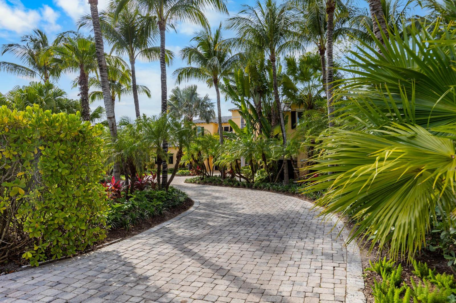 4 bedroom Residence for sale — OLD FORT BAY in Nassau / New Providence, The Bahamas — photo 2