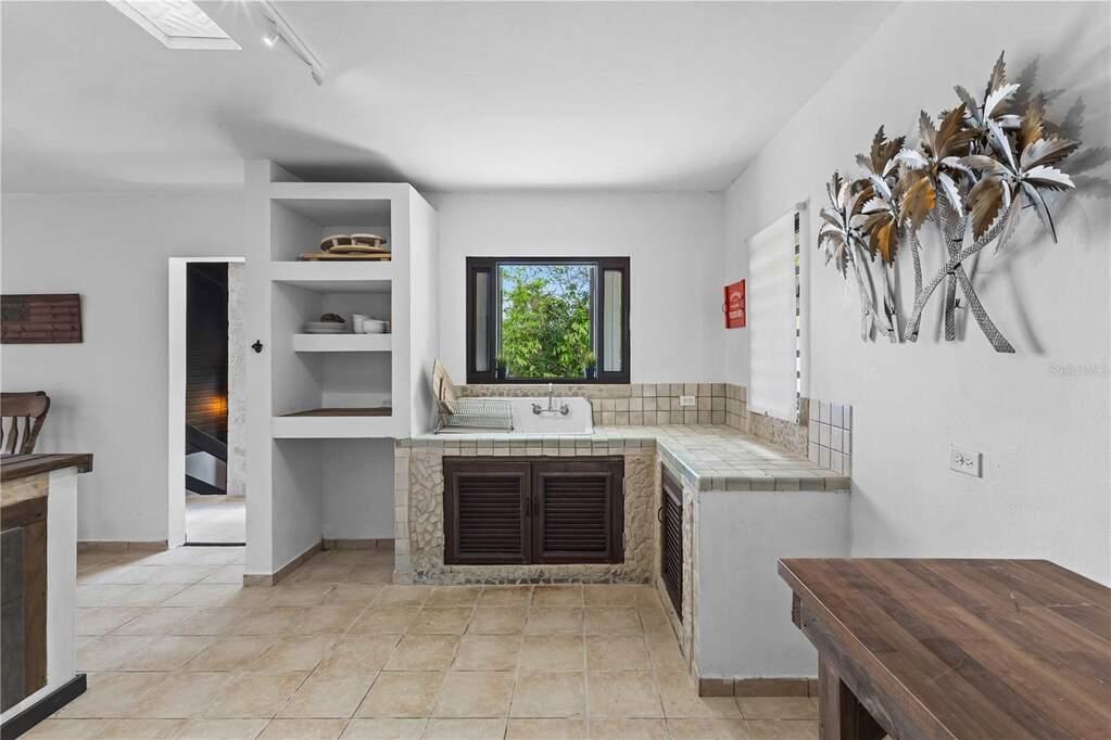 4 bedroom Single Family Home/House — photo 5