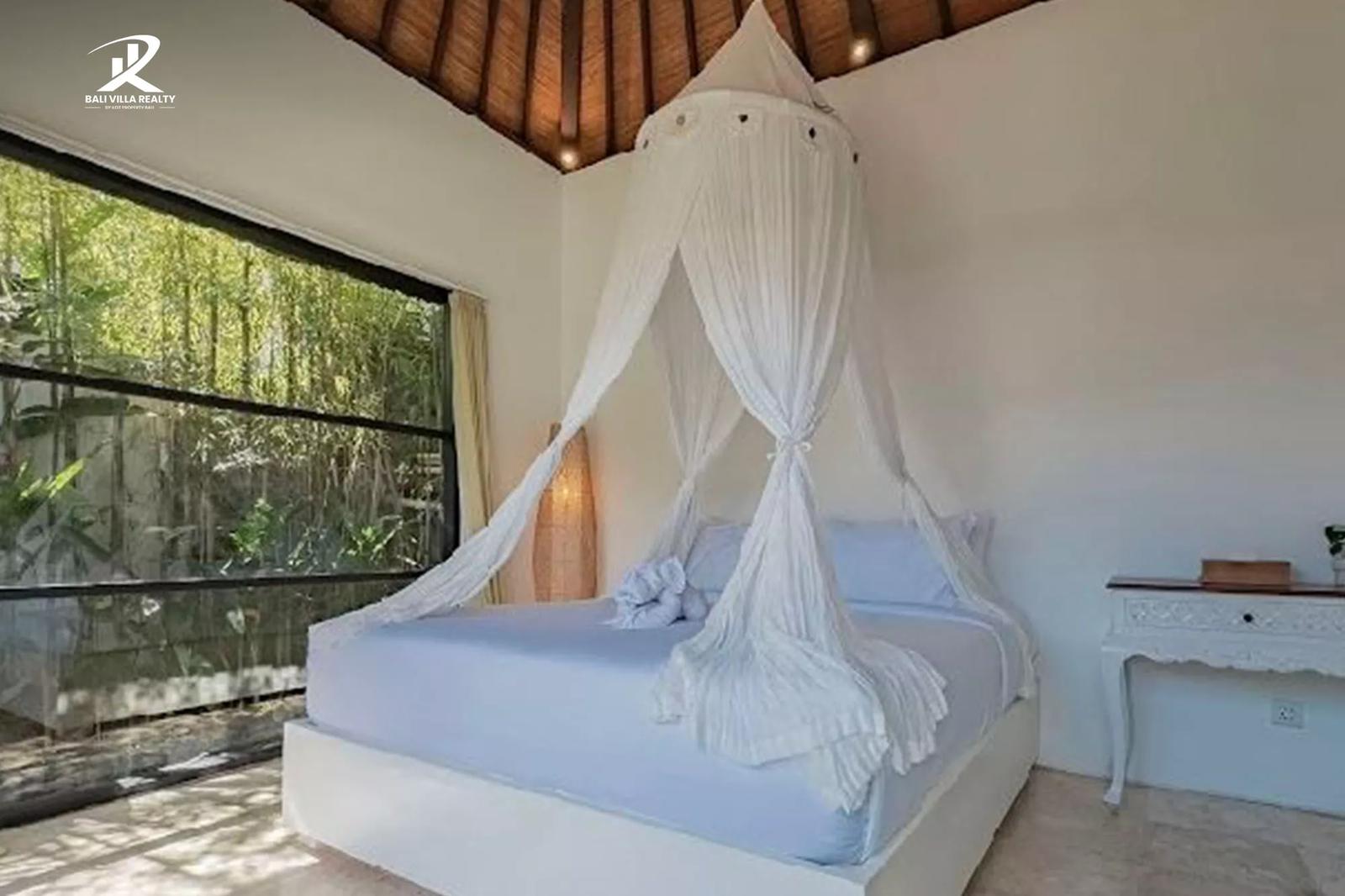 4 Bedroom Freehold Balinese Villa with Swimming Pool in Kerobokan — photo 5