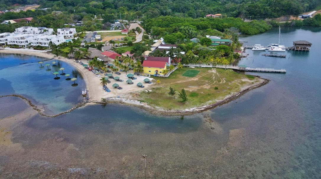4 bedroom Oceanfront Villa for sale in Las Palmas Roatan — photo 2