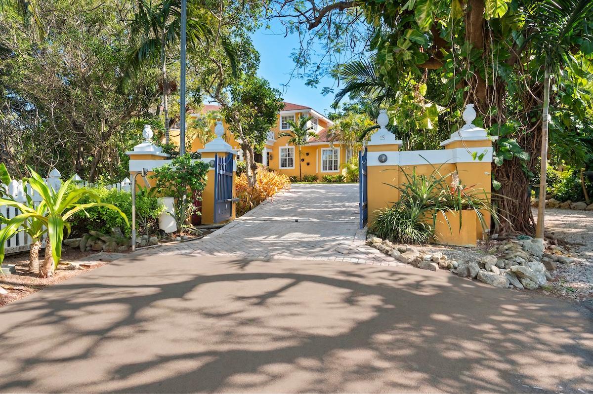 5 Bedroom Residence for Sale — photo 1