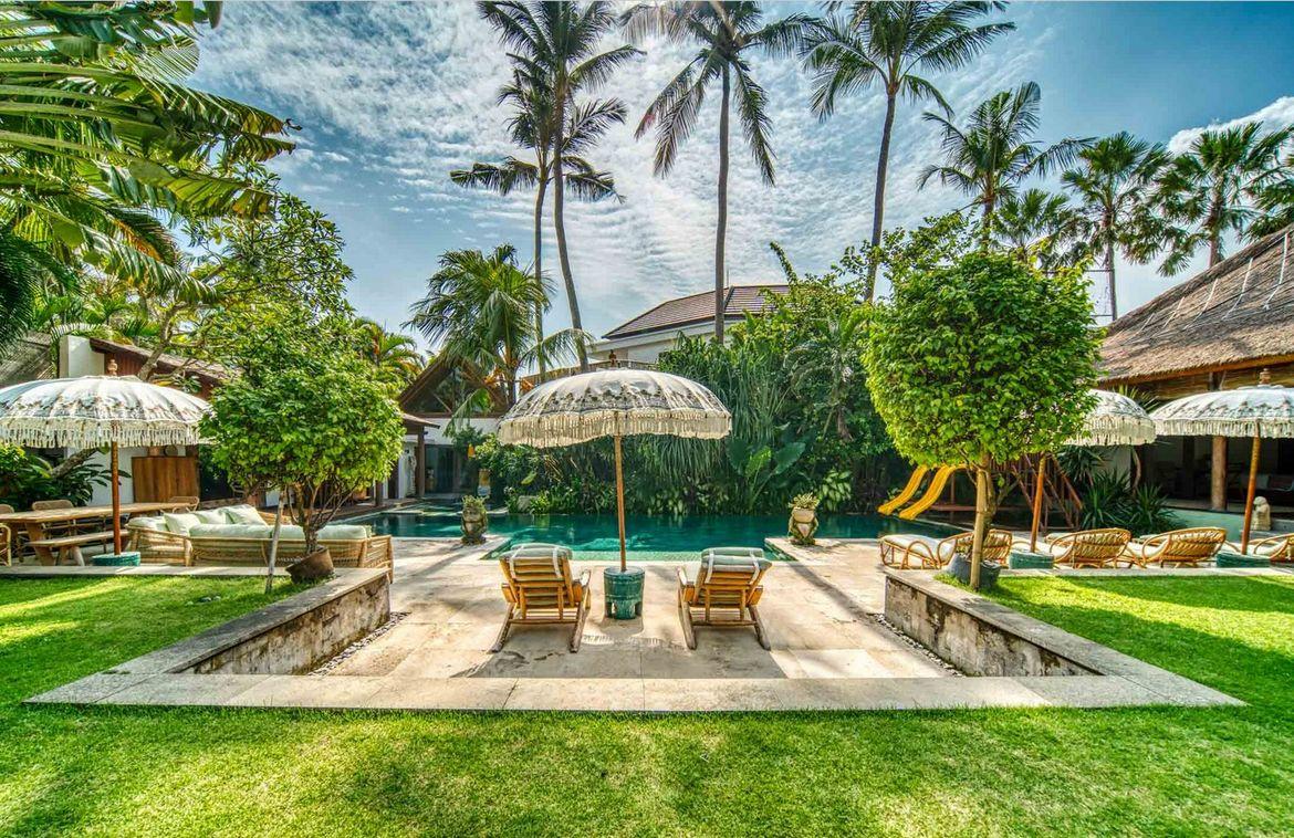 Modern-Classic 6 bedroom Villa Steps from Berawa Beach — photo 2