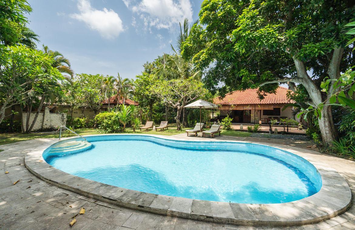 Rare Opportunity to Revitalize a Classic Balinese Cottage in Prime Seminyak — photo 1