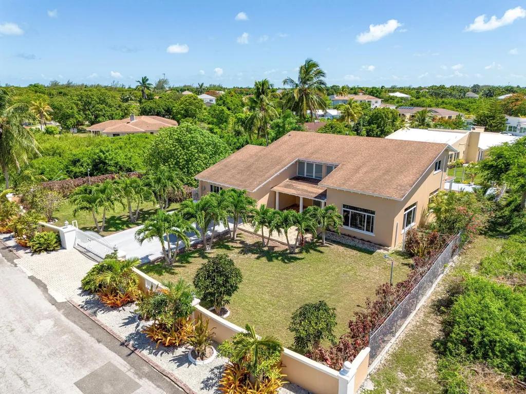 4-bedroom house in Winton with swimming pool — photo 3