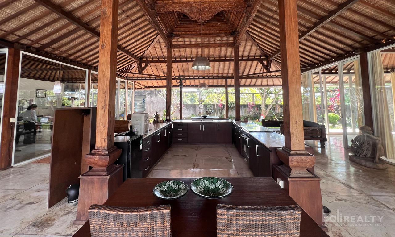 Attention Renovators: Classic Three-Bedroom Joglo Villa with Freehold Title in Peaceful Gianyar – 2756 — photo 4