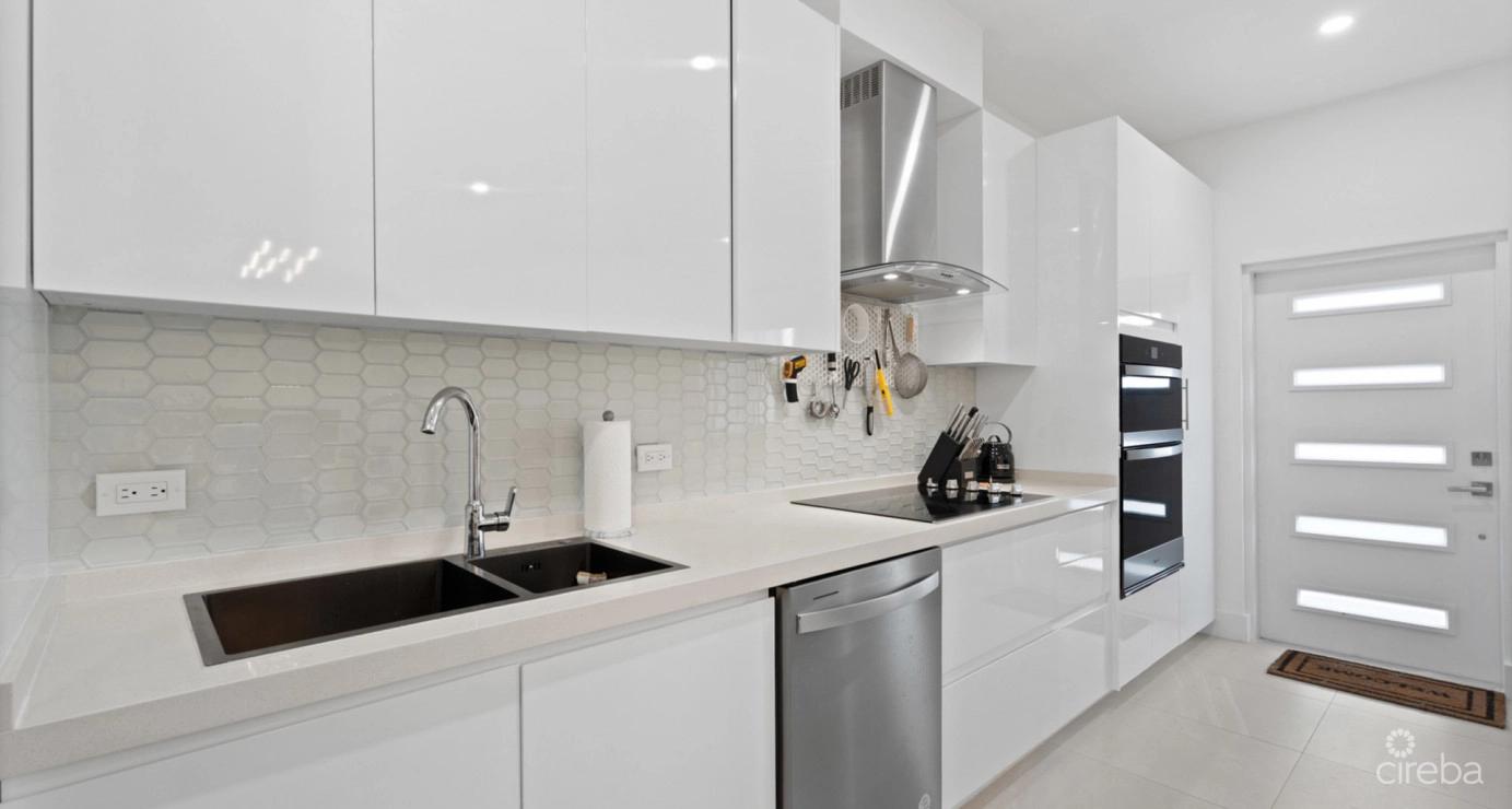 1 Bedroom Apartment in George Town, Grand Cayman — photo 4