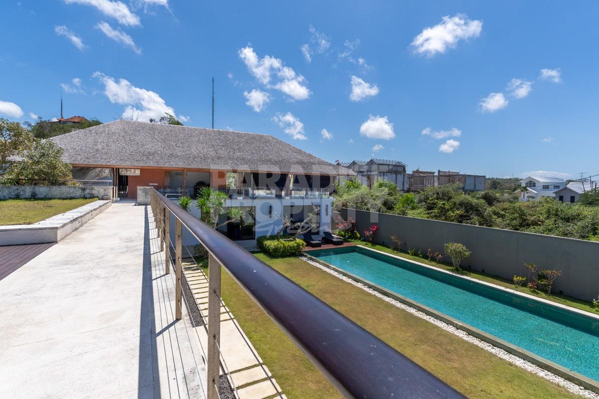 Stylish 5 Bedroom Residence with Panoramic Views — photo 3