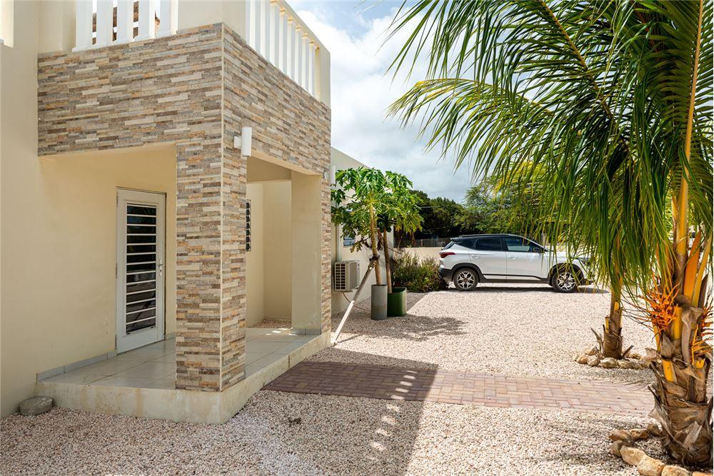 Spacious Family Home with Separate Studio — photo 2