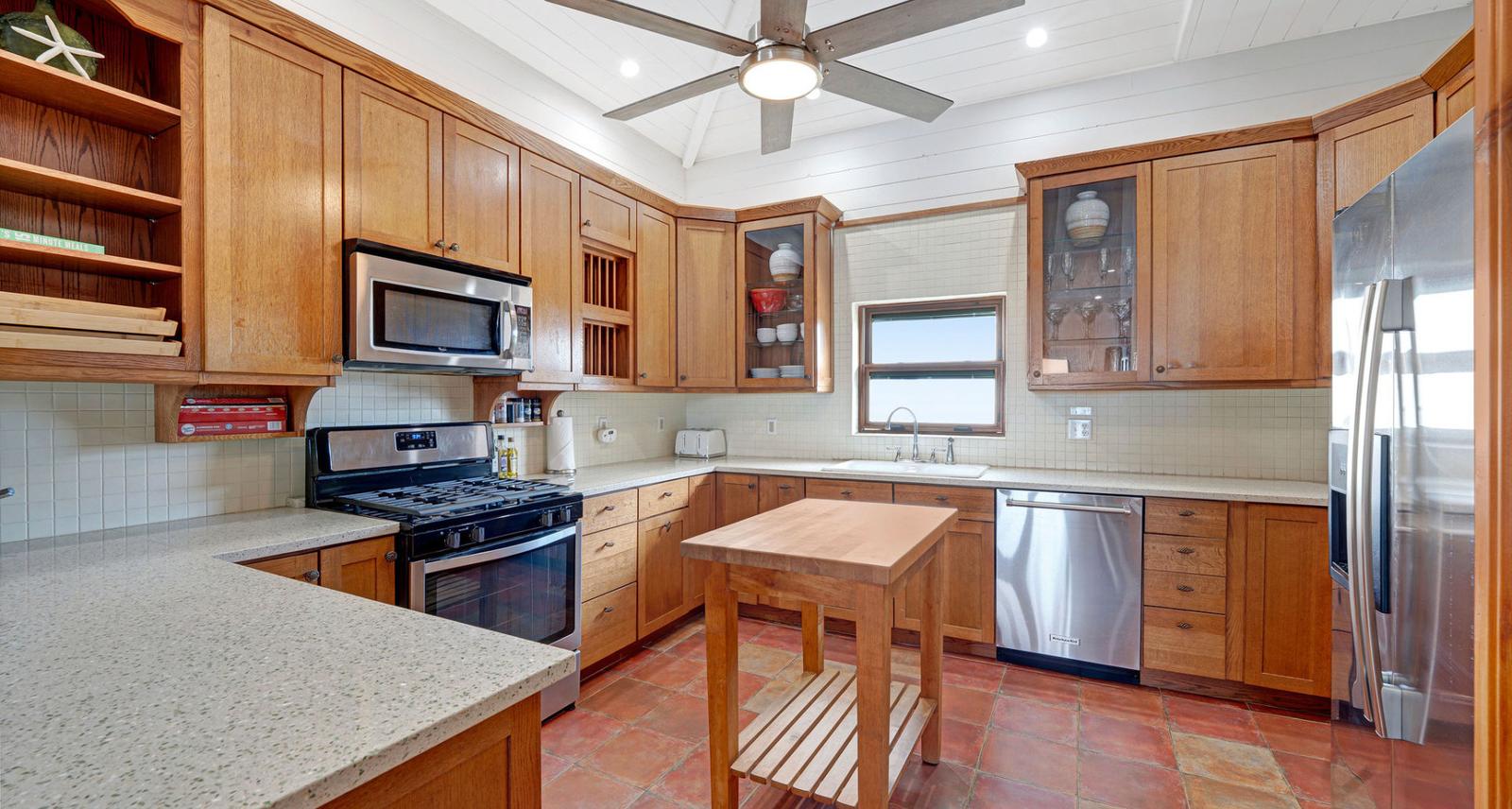 Freehold Top-Floor Condo with Caribbean Sea Views — photo 3