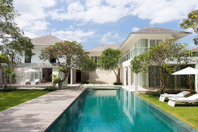 Stunning 6 Bedroom Freehold Luxury Villa 100 Meters from the Beach — photo 1