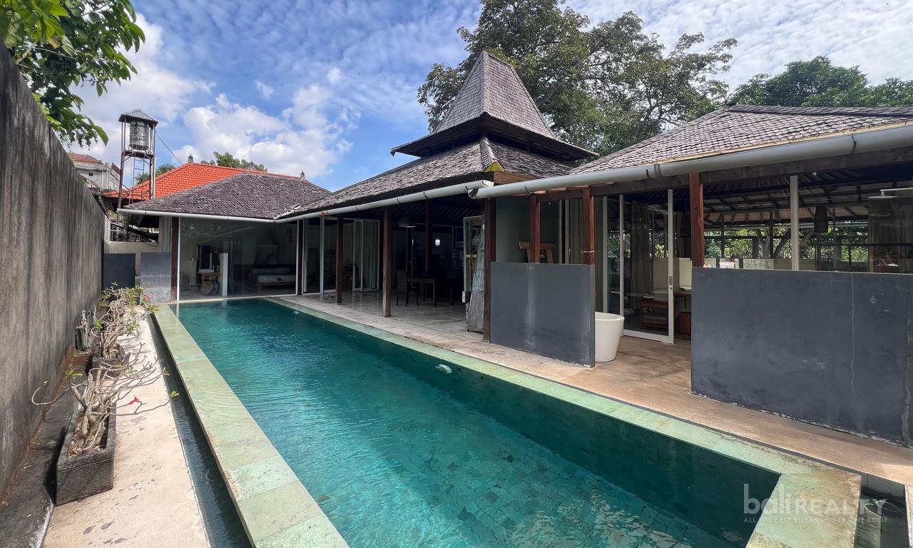 Attention Renovators: Classic Three-Bedroom Joglo Villa with Freehold Title in Peaceful Gianyar – 2756 — photo 1