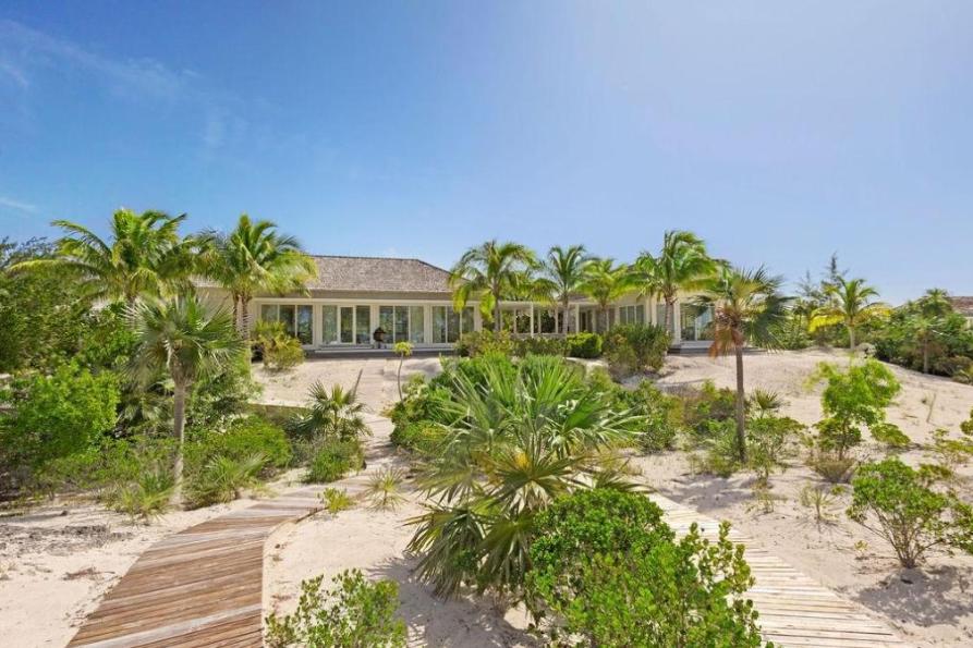 5 bedroom property for sale — Whale Tail Villa in Norman’s Cay — photo 2