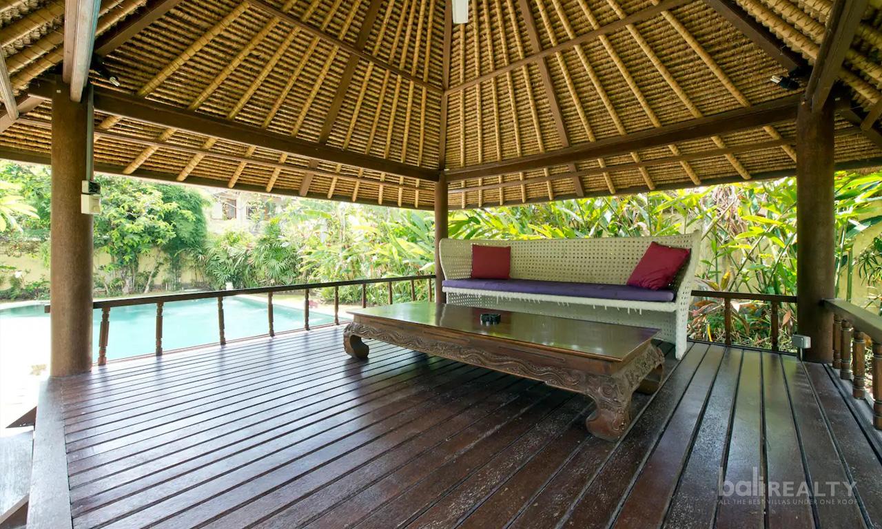 Escape to a Tropical 5-Bedroom Villa with Balinese-Style in Canggu — photo 5