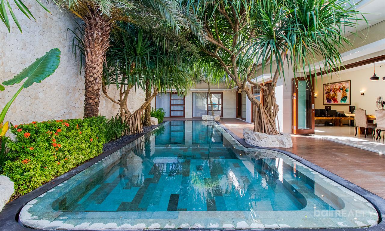 Spacious Classic Home Design Four-Bedroom Villa in Umalas Kerobokan’s Tranquil Neighborhood – 2383 — photo 1
