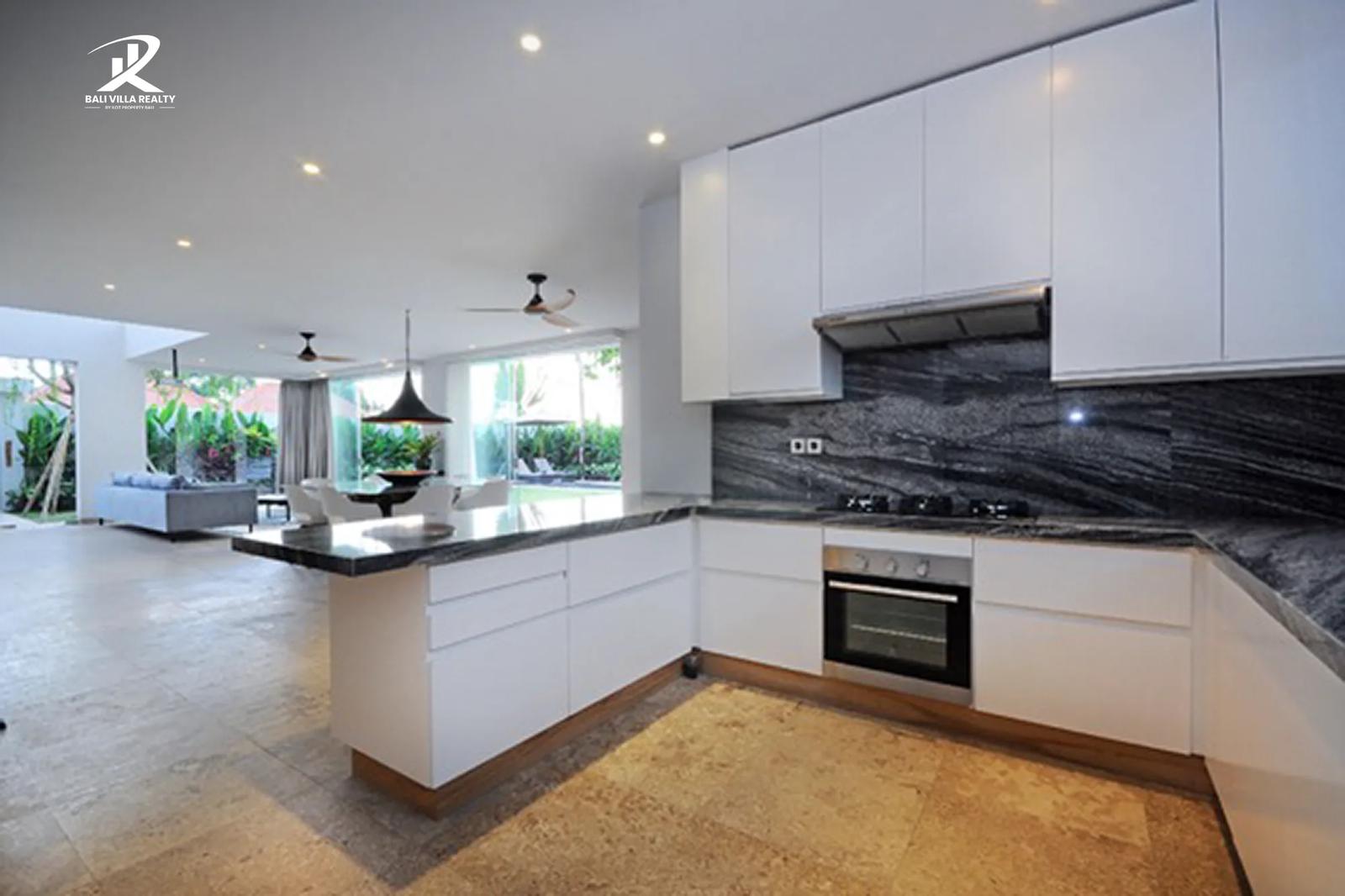 Contemporary 5 BR Luxury Estate in Prime Canggu for Sale Leasehold — photo 2