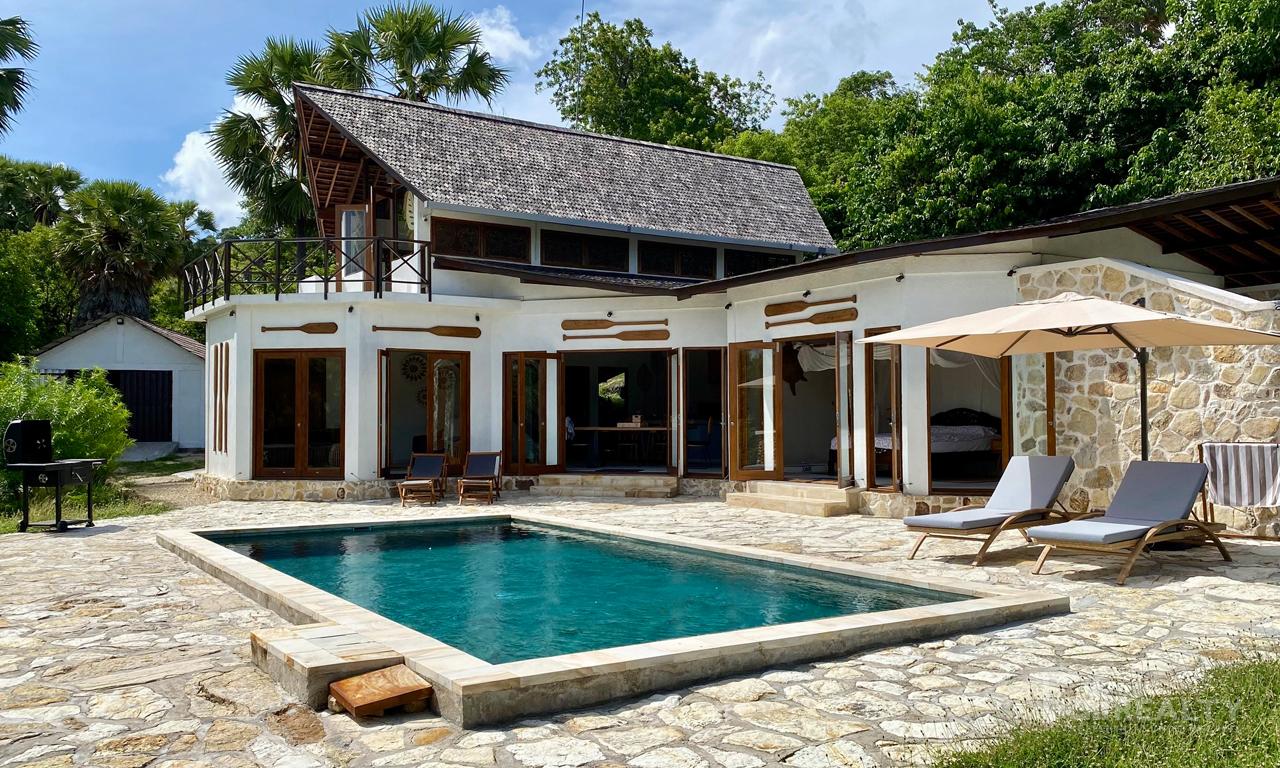 Exclusive Freehold Three-Bedroom Beachfront Villa with Bungalow on Rote Island: Investment Ready — photo 1