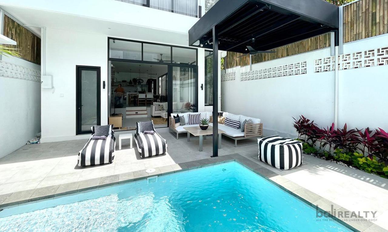 Rare Beachside Investment: Three-Bedroom Villa with Rooftop Terrace and Long Lease in Pererenan — photo 1