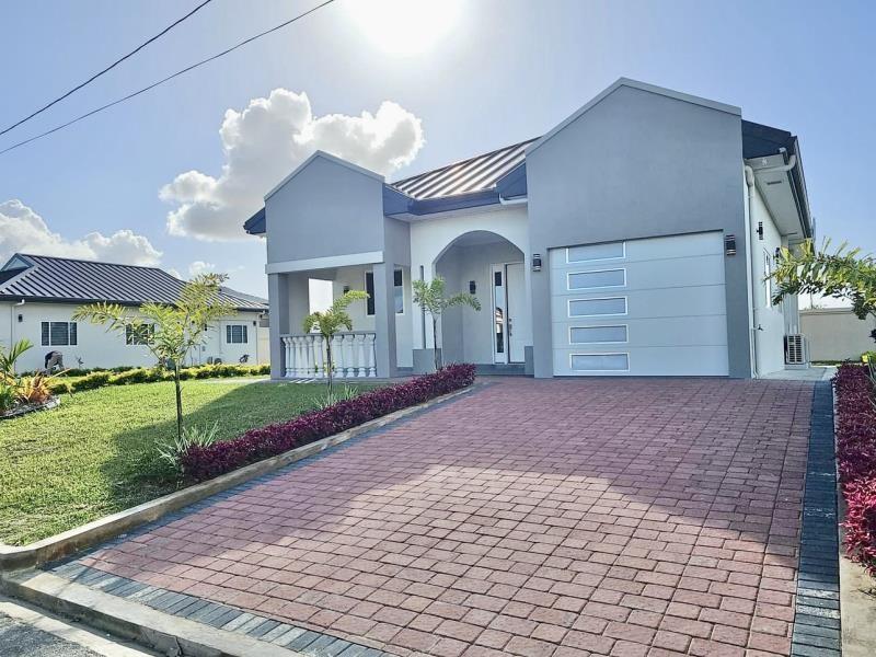 Luxurious Designer Home in Freeport — photo 2