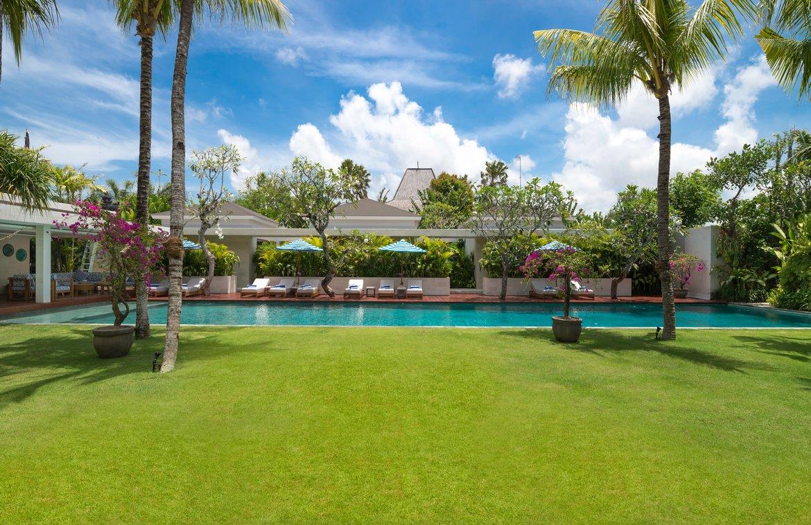 7-bedroom Beachside Luxury Estate 200m from Berawa Beach — photo 4