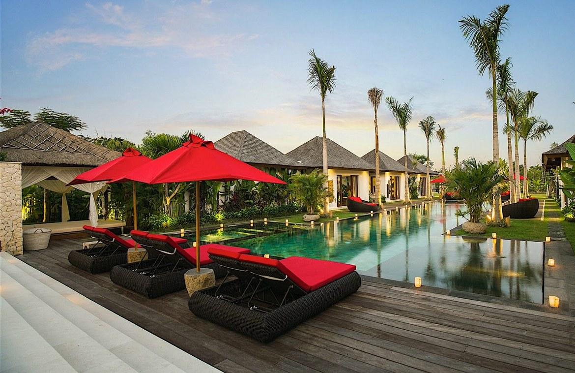 Refined Six-Bedroom Tropical Estate in Bumbak — photo 1