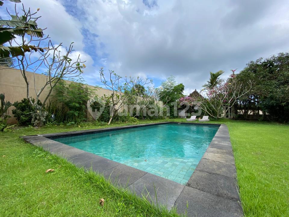 Classic Joglo Style Villa View of GWK Near Sidewalk Mall and Udayana University Campus — photo 2