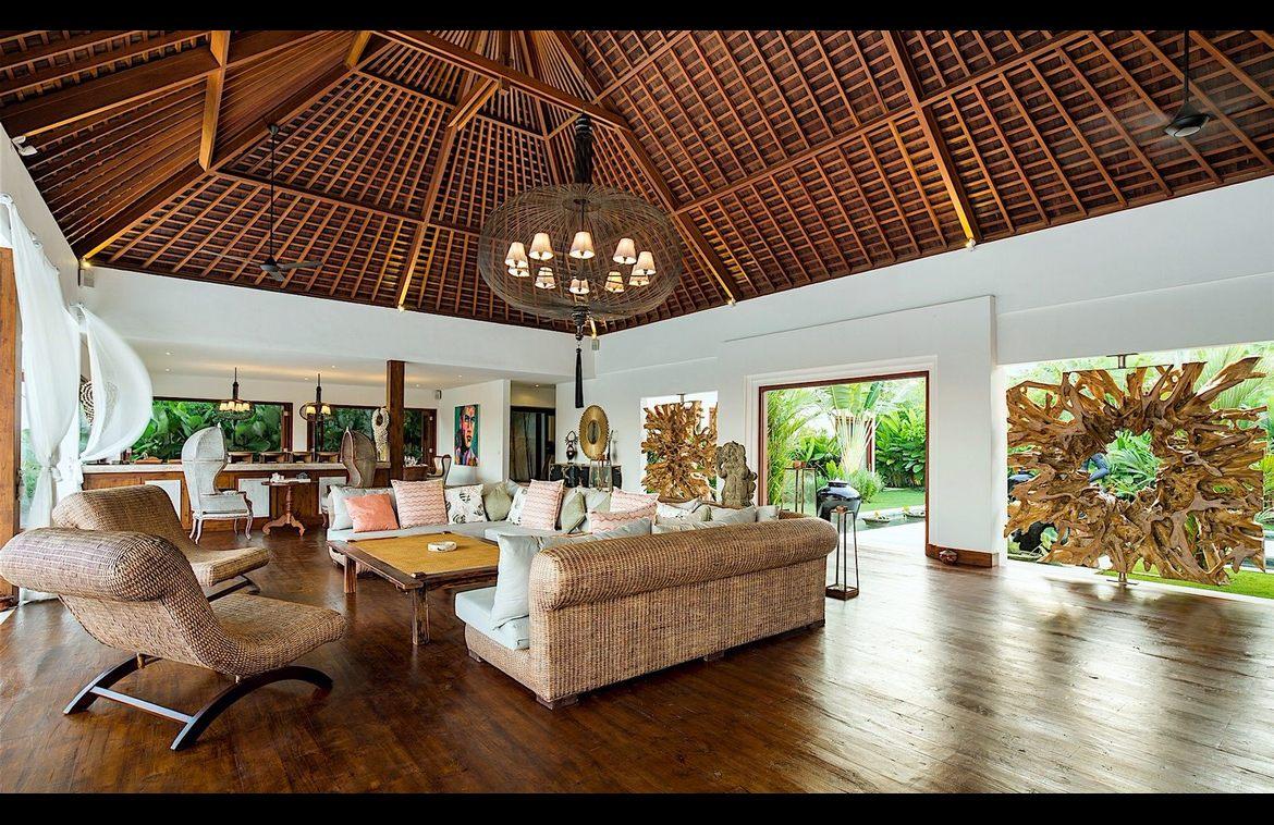 Refined Six-Bedroom Tropical Estate in Bumbak — photo 4