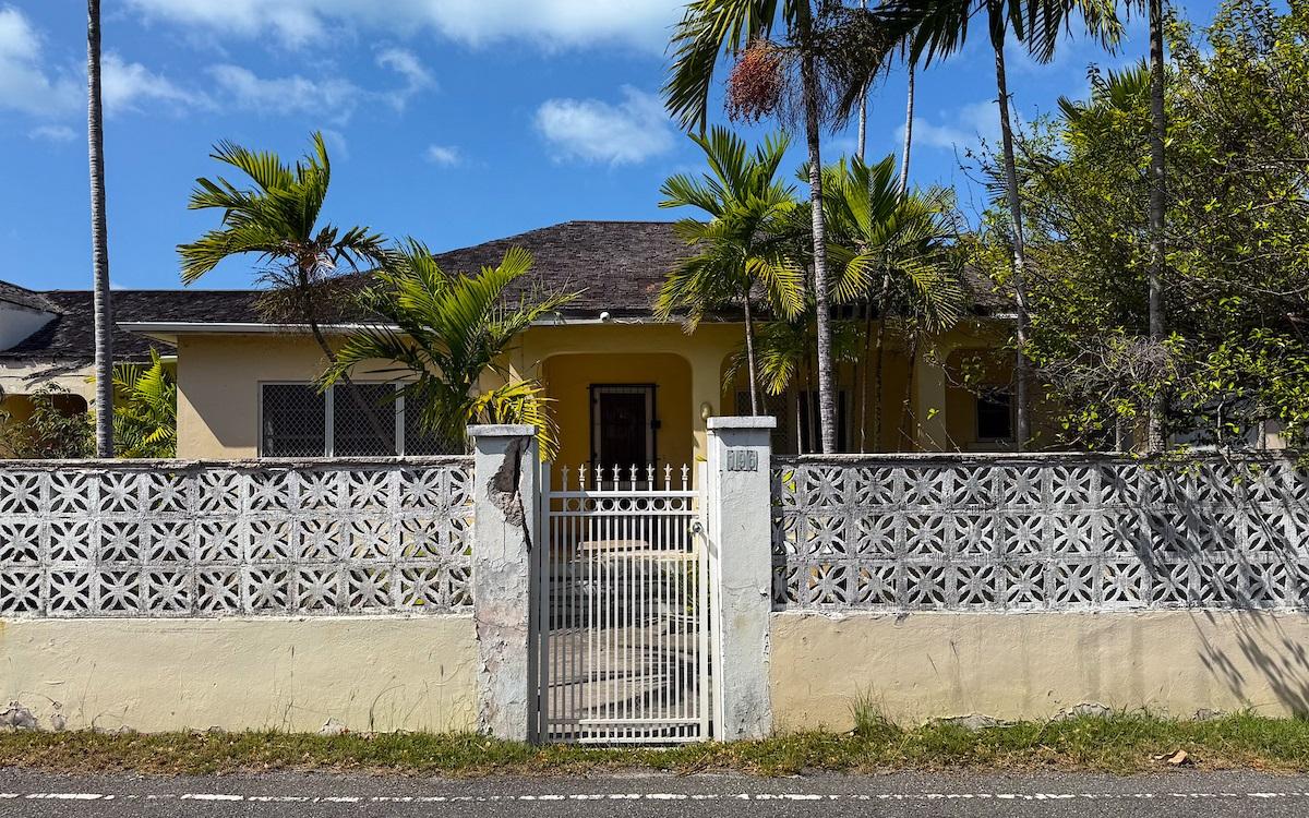 3 Bedroom Waterfront Property for Sale, Eastern Road, New Providence, Bahamas — photo 2