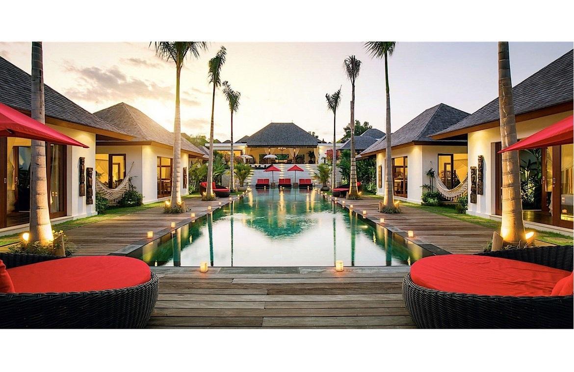 Refined Six-Bedroom Tropical Estate in Bumbak — photo 3